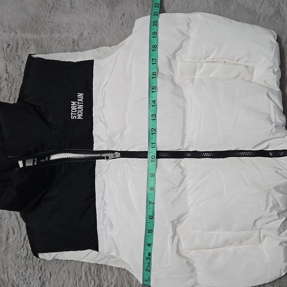 Charlotte Russe Black and White Puffer Vest - Picture 7 of 9